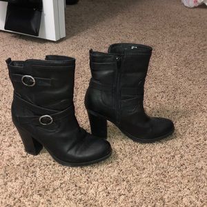 Size :6 black boots
